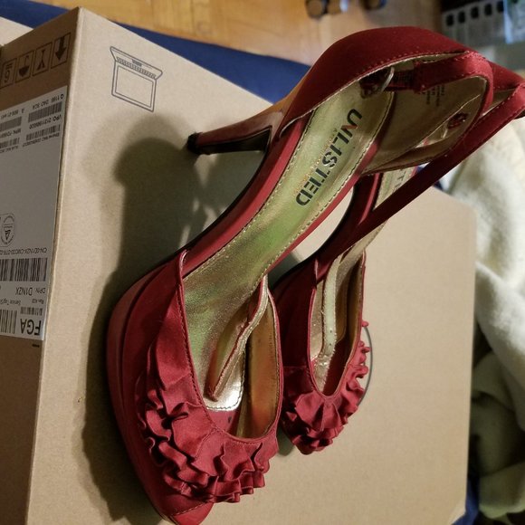Unlisted Red Satin Platform Pumps. - Picture 2 of 6